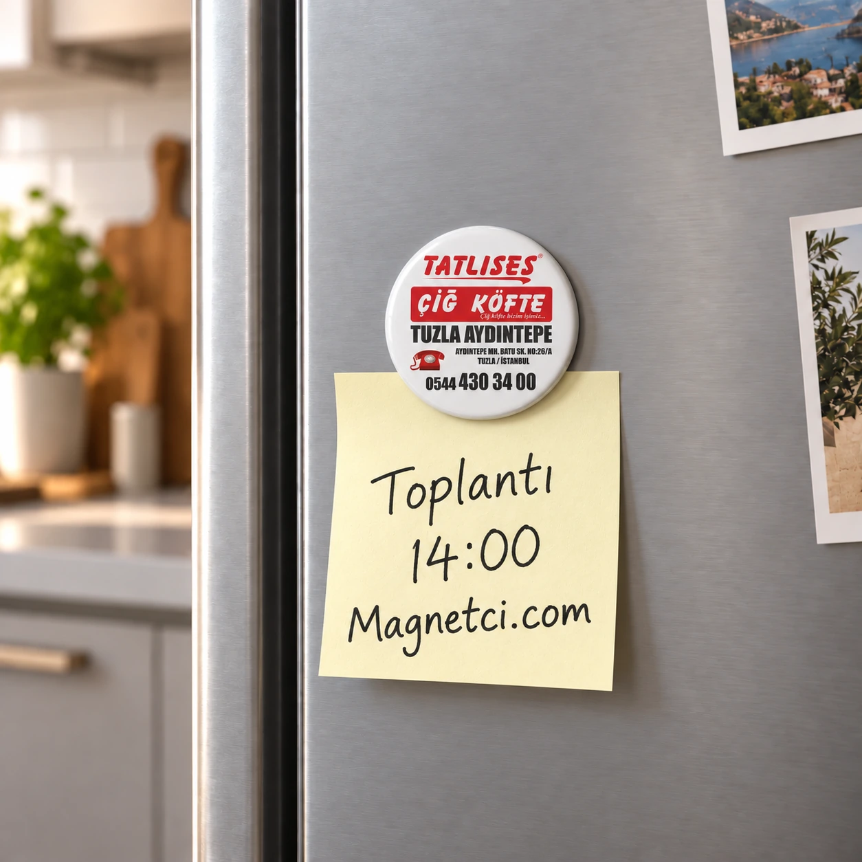 58MM-01 buzdolabında Toplantı 14:00 Magnetci.com notunu tutan 58 mm buton magnet