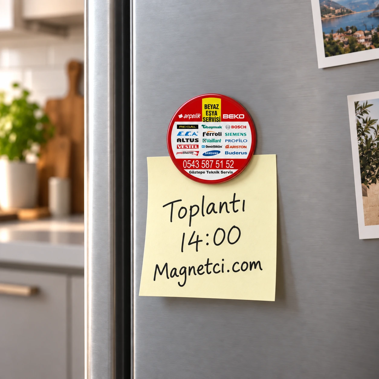 58MM-04 buzdolabında Toplantı 14:00 Magnetci.com notunu tutan 58 mm buton magnet