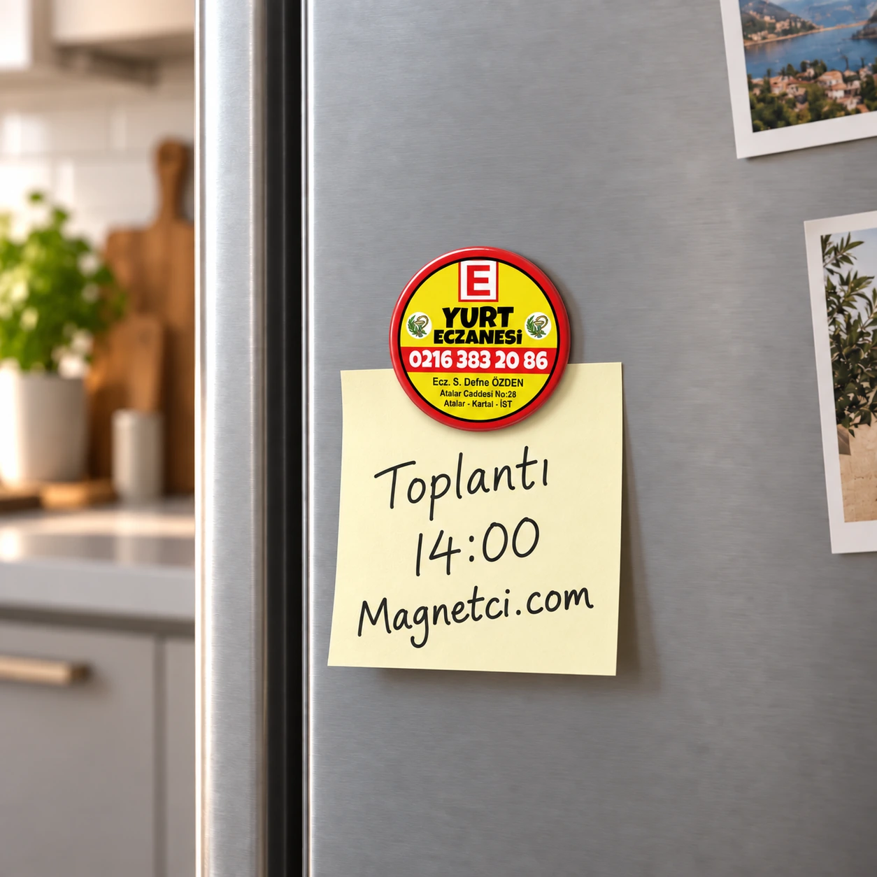 58MM-05 buzdolabında Toplantı 14:00 Magnetci.com notunu tutan 58 mm buton magnet