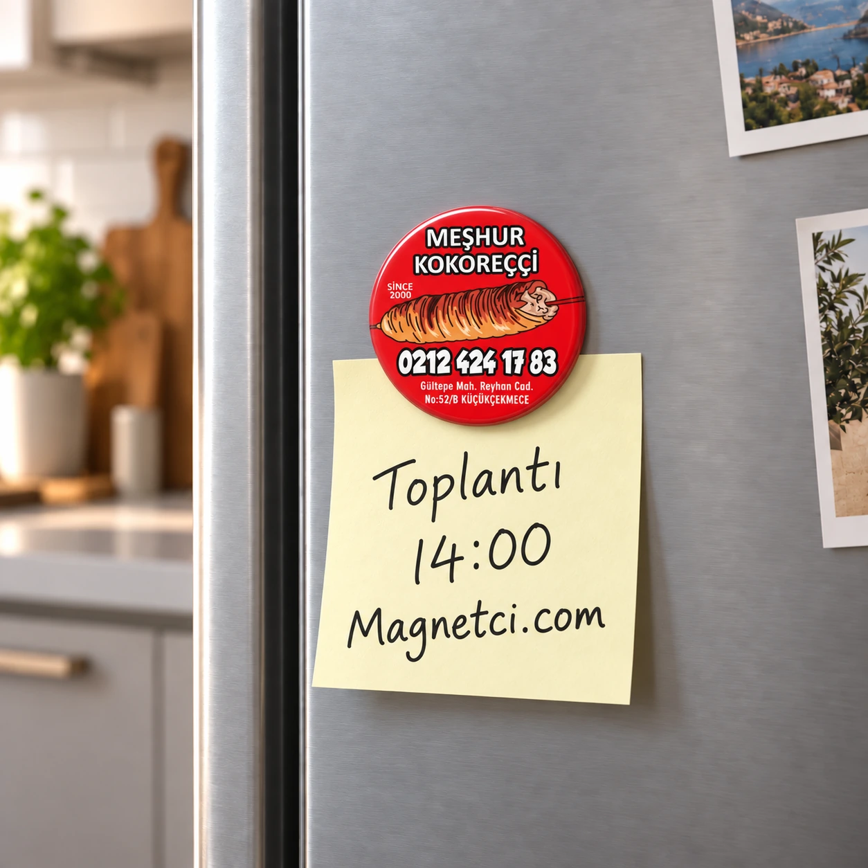 58MM-09 buzdolabında Toplantı 14:00 Magnetci.com notunu tutan 58 mm buton magnet