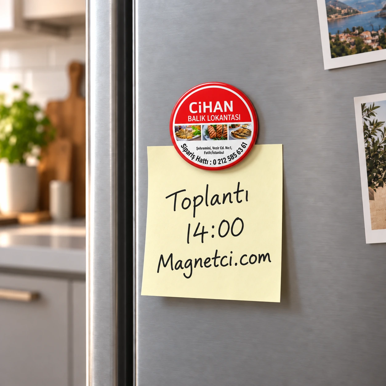 58MM-11 buzdolabında Toplantı 14:00 Magnetci.com notunu tutan 58 mm buton magnet