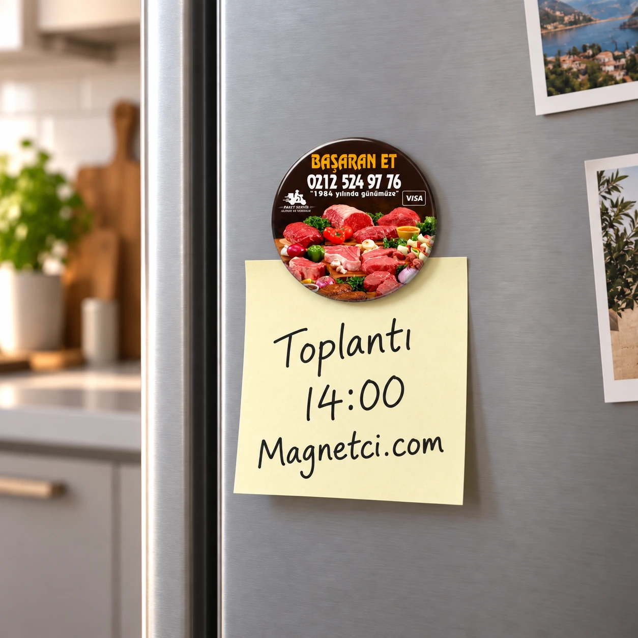 58MM-12 buzdolabında Toplantı 14:00 Magnetci.com notunu tutan 58 mm buton magnet