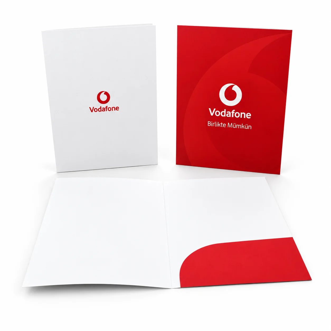 Beyaz fonda Vodafone kurumsal tasarımlı, açık iç cep ile ön ve arka kapağı gösteren gerçekçi cepli dosya ürün çekimi