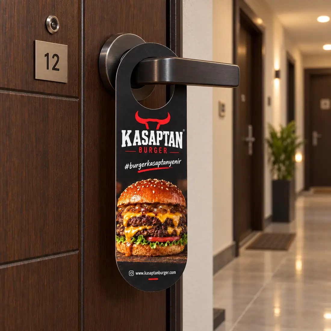 Konut sitesinde numaralı daire kapısına sipariş toplamak amacıyla asılmış Kasaptan Burger baskılı KPA-07 kapı askısı