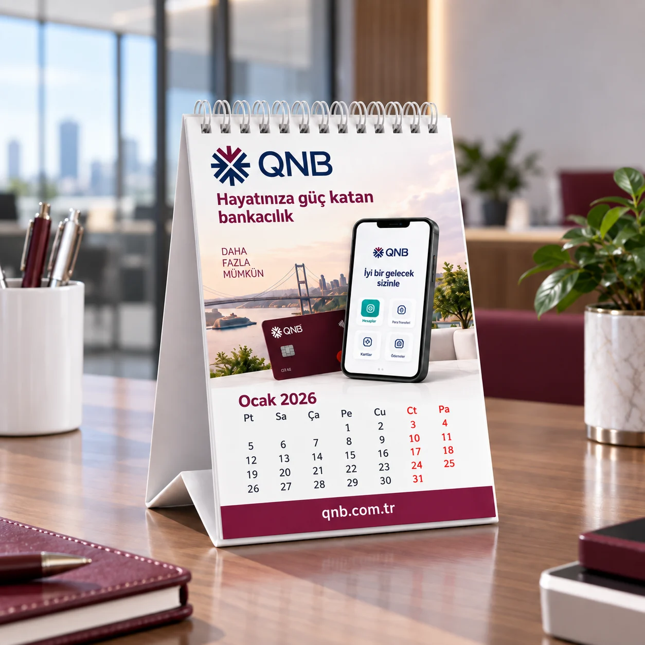 Modern kurumsal ofis masasında kullanılan QNB baskılı MUT-01 spiralli üçgen masa takvimi