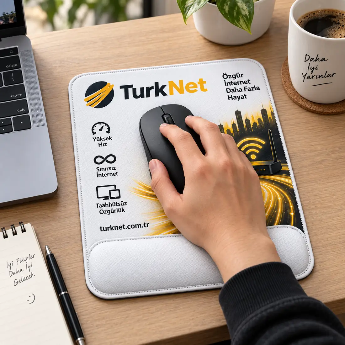 Çalışma masasında kullanılan TurkNet baskılı MPS-07 bilek destekli mousepad