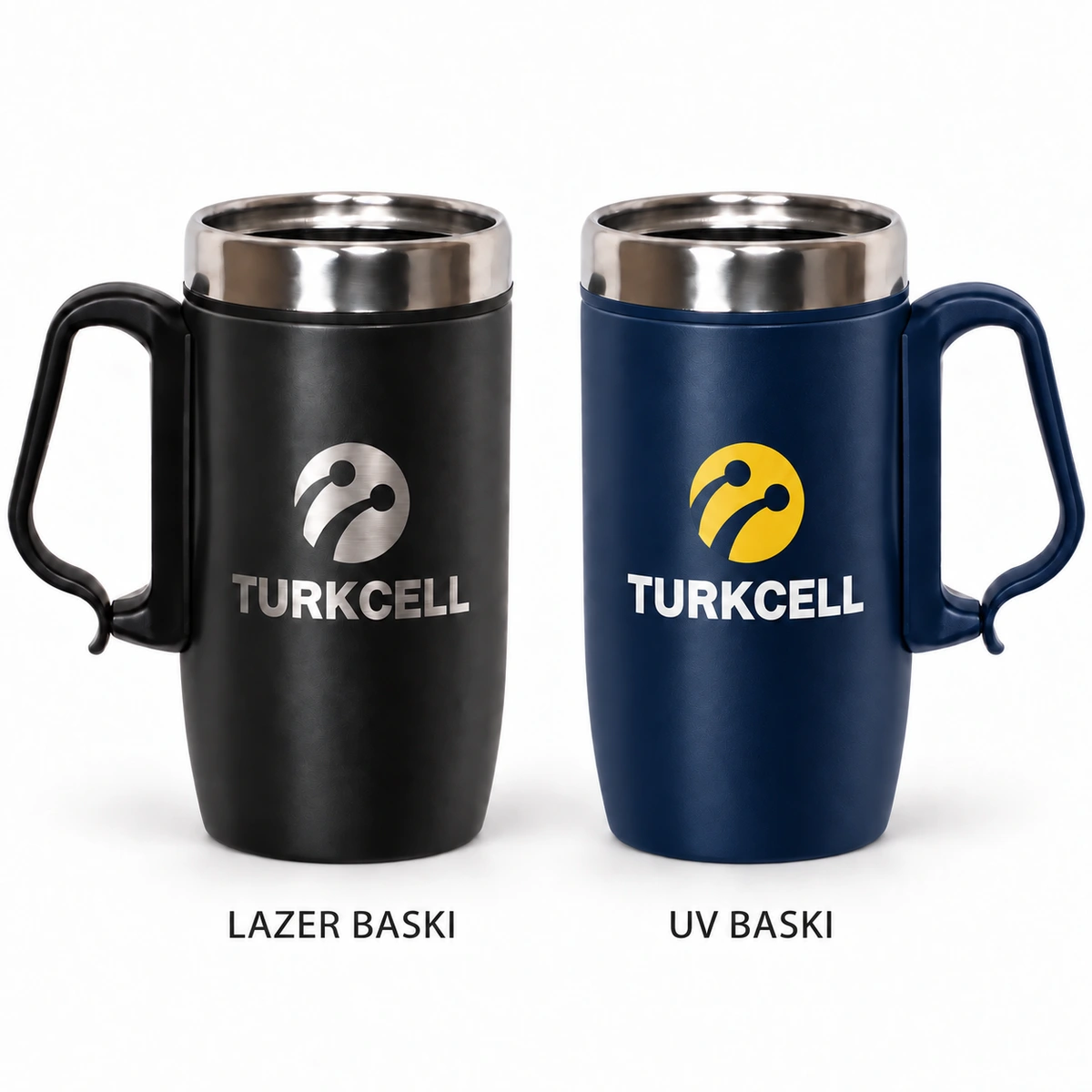 Siyah ve koyu lacivert mat ipeksi kulplu bardaklarda Turkcell logosuyla metalik lazer kazıma ve renkli UV baskı karşılaştırması