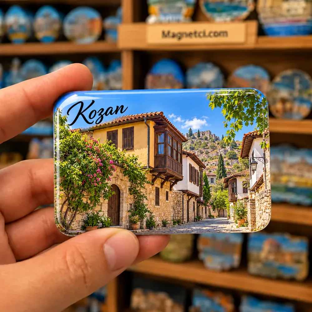 Adana Kozan tarihî evleri, ahşap çıkmaları ve geleneksel sokak dokusu temalı elde tutulan parlak epoksi souvenir magnet