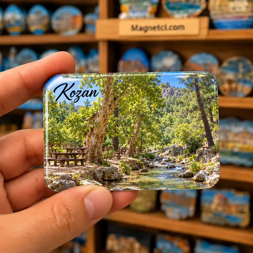 Adana Kozan Dağılcak'ın çınarlı vadisi, deresi ve piknik alanı temalı elde tutulan parlak epoksi souvenir magnet