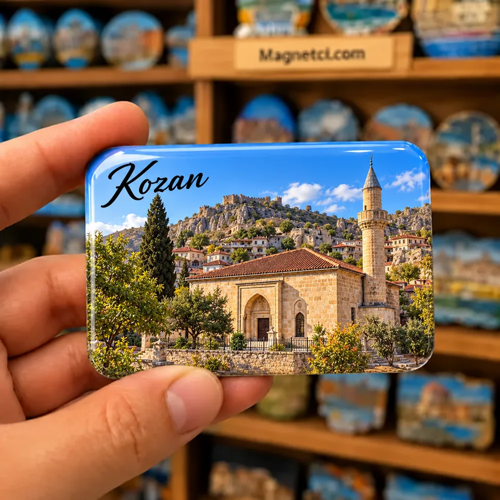 Adana Kozan tarihî Hoşkadem Camii taş cephesi ve tek minaresi temalı elde tutulan parlak epoksi souvenir magnet