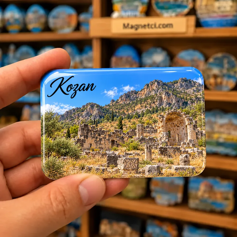Adana Kozan Sis döneminden mütevazı kilise ve manastır taş kalıntıları temalı elde tutulan parlak epoksi souvenir magnet