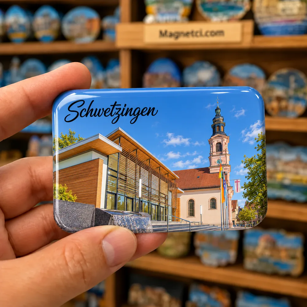 Schwetzingen Evangelische Stadtkirche temalı elde tutulan parlak epoksi souvenir magnet örneği